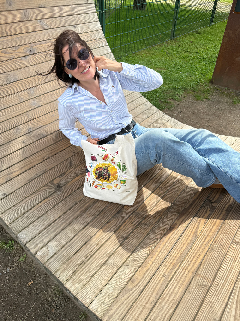 Elena with the illustrated FRiBA tote bag outdoors